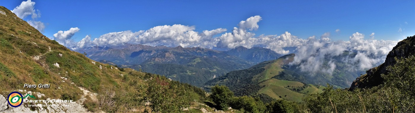 28 In uscita dal bosco si apre il panorama mentre il sole sta sollevando le nebbie .jpg